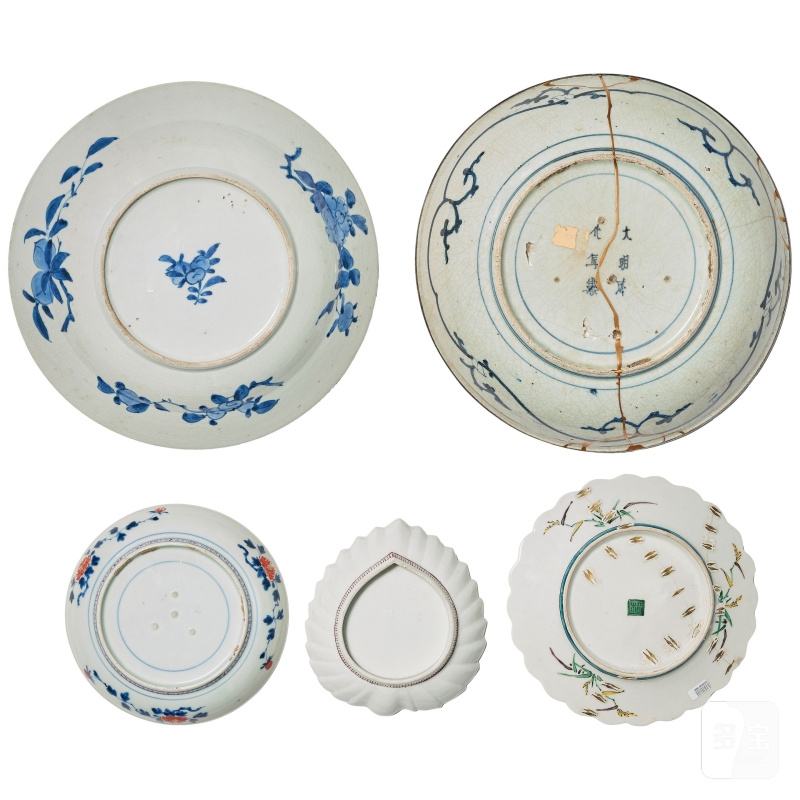江戶時代 十七至十八世紀 伊萬里盤四件及九谷燒盤一件 | A GROUP OF FOUR IMARI DISHES AND A KUTANI DISH - 图2
